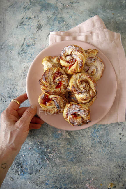 Swedish puff pastry with strawberry jam — Stock Photo
