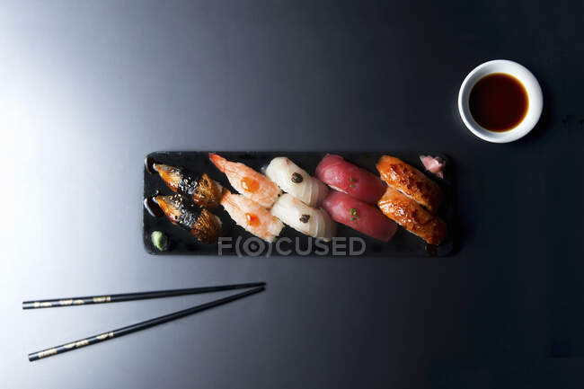 Nigiri-Kombi mit Garnelen, Aal, Thunfisch, Lachs und Makrele — Stockfoto