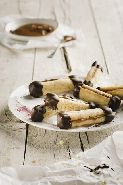 Primer plano de deliciosos palitos de turrón con chocolate - foto de stock