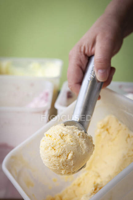 Crème glacée vanille en cours d'écopage — Photo de stock