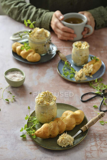 Pasta di uova in un barattolo pasta per un panino Pane pasta con salmone — Foto stock