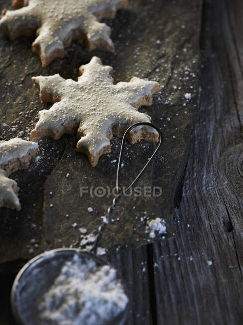 Biscoitos de canela estrelas polvilhadas com açúcar de confeiteiro — Fotografia de Stock