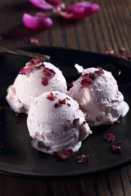 Rose ice cream with dried rose petals — Stock Photo