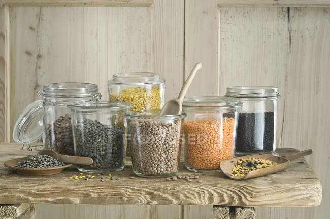 Diversi tipi di lenticchie in vasetti di muratore — Foto stock