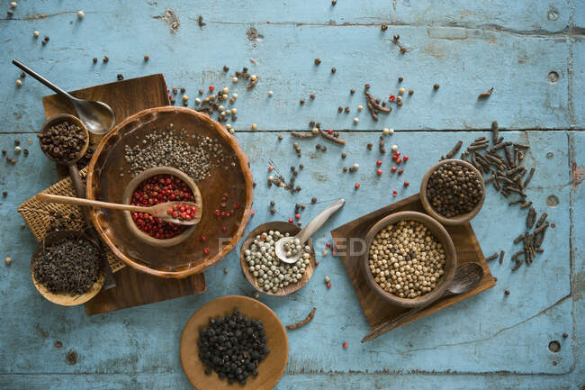 Ein Arrangement verschiedener Arten von Paprika in Schalen — Stockfoto