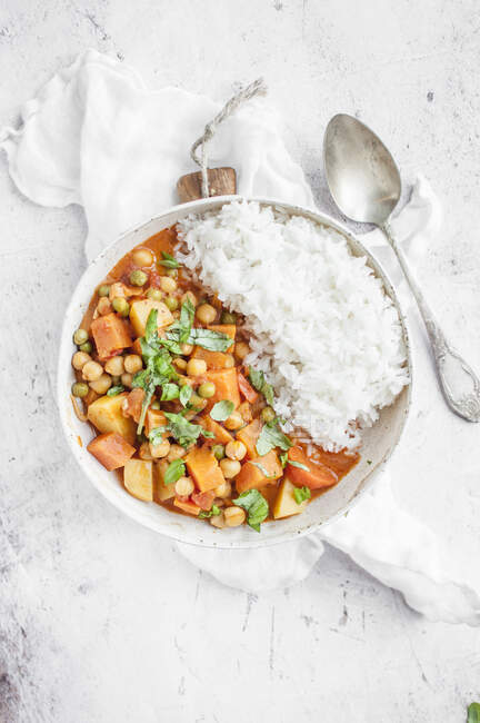 Thai vegan red curry made with chickpeas, sweet potato, carrot, green peas, red thai curry paste and coconut milk — Stock Photo