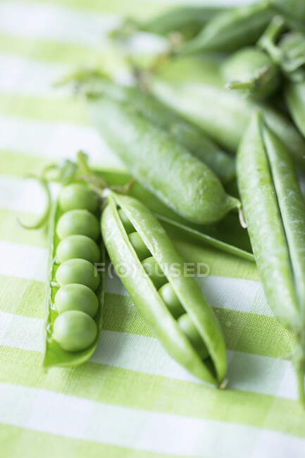 Whole pea pods being prepared for cooking — Stock Photo