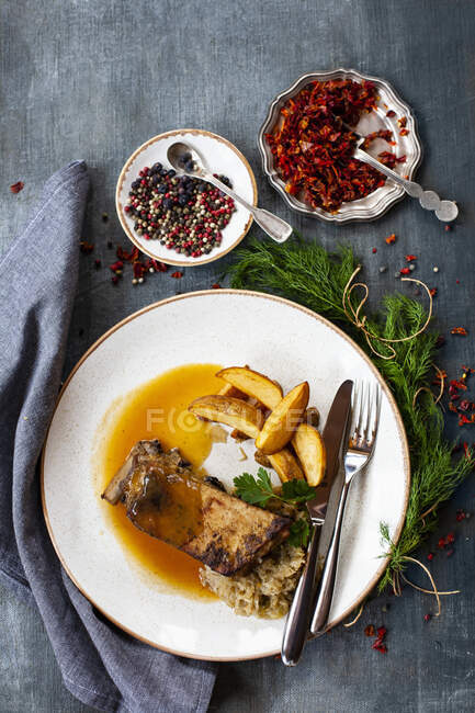 Roasted pork ribs with fried cabbage — Stock Photo