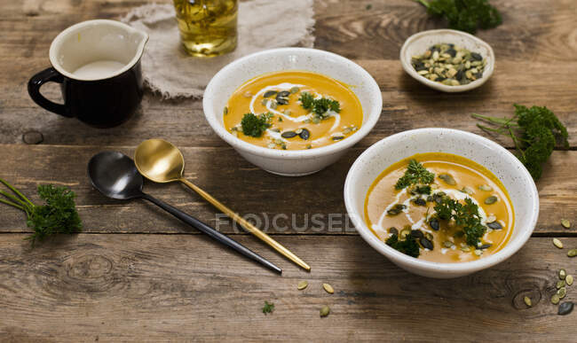 Вершковий гарбузовий суп з кокосовим молоком — стокове фото