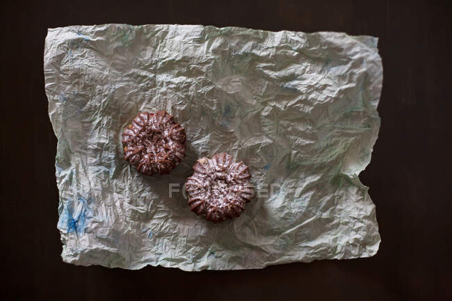 Schokoladenkekse auf zerknülltem Papier — Stockfoto