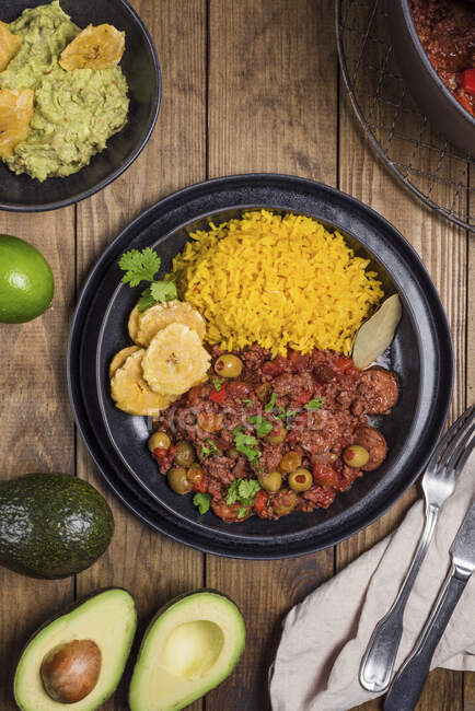 Picadillo with yellow rice and chopped plantain — Stock Photo