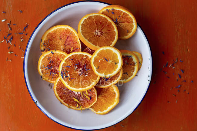 Laranja, laranja e pétalas comestíveis — Fotografia de Stock