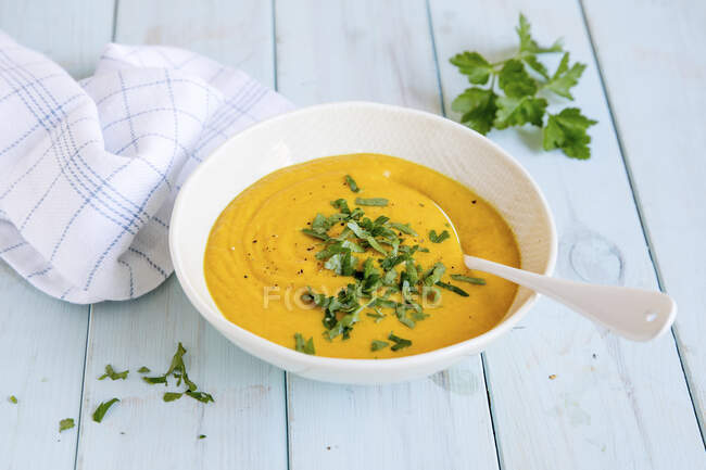 Curry cream soup with parsley — Stock Photo