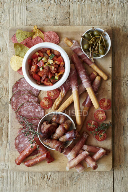 Wurst mit Parmaschinken, Salami und Würstchen — Stockfoto