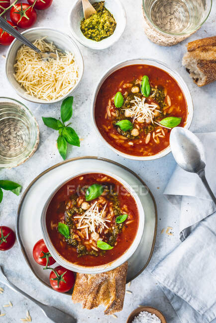 Sopa mediterránea de tomate con risoni y pesto de albahaca - foto de stock