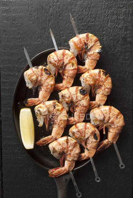Skewered shrimp, closeup shot — Stock Photo