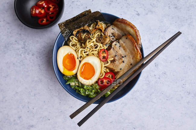 Sopa de ramen com cogumelos, carne de porco chashu e ovos de ramen ajitama — Fotografia de Stock