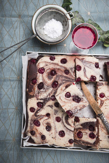 Веганський мармуровий торт зі свинячими вишнями — стокове фото
