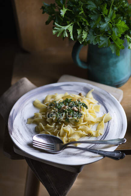 Tagliatelle au pesto verde avec fourchette et cuillère — Photo de stock