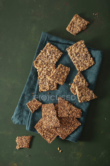 Крупный план вкусного хрустящего хлеба Кето с различными семенами — стоковое фото