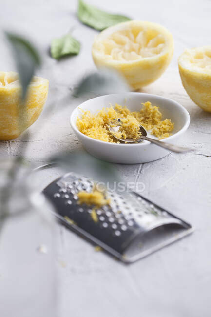 Lemon zest, tiro de close-up — Fotografia de Stock