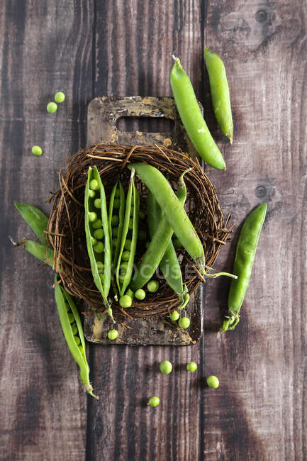 Fresh green peas on the table — Stock Photo