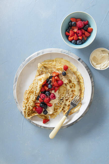 Crepes with vanilla cream cheese and berries — Stock Photo