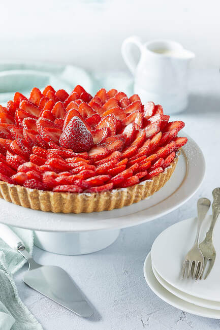 Showstopper strawberry tart on stand — Stock Photo