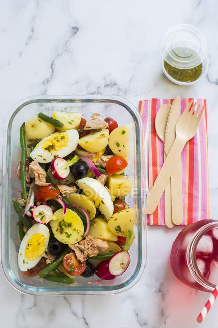 Boîte à lunch avec salade de thon aux pommes de terre et œufs — Photo de stock