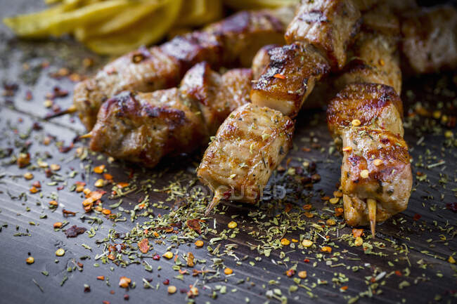 Souvlaki grec servi avec des pommes de terre frites — Photo de stock