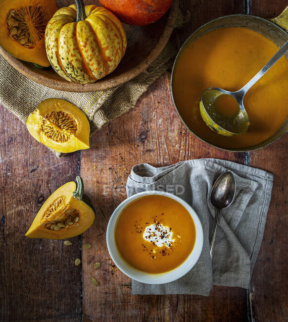 Pumpkin and squash soup with yoghurt and chili flakes — Stock Photo