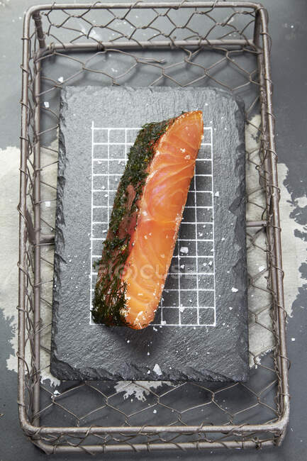 Smoked salmon in a grill basket — Photo de stock