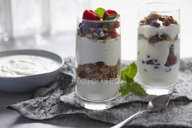 Йогурт мюслі з ягодами в склянці — стокове фото