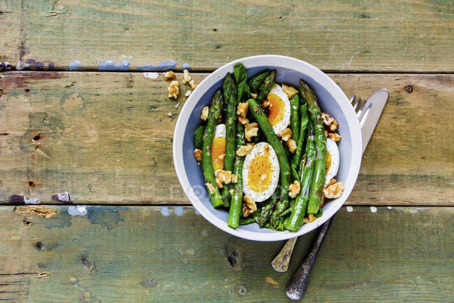 Spargel-Eier-Salat in Schüssel mit rustikalem Hintergrund — Stockfoto