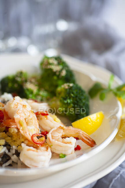 Lemon risotto with shrimps, broccoli and chili — Stock Photo
