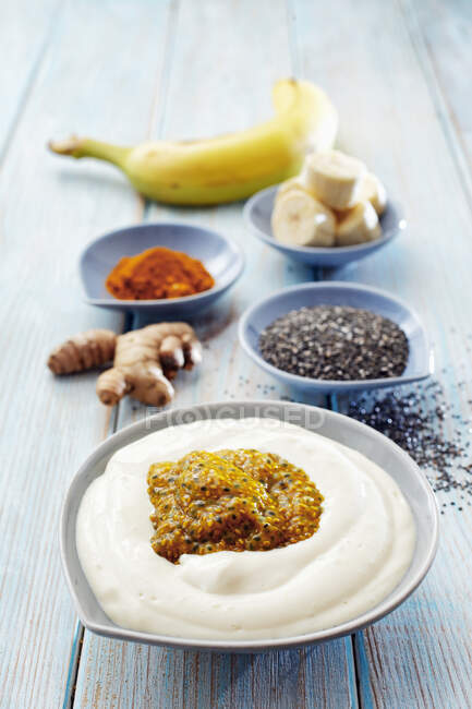 Banana bowl with chia seeds and turmeric in quark — Stock Photo