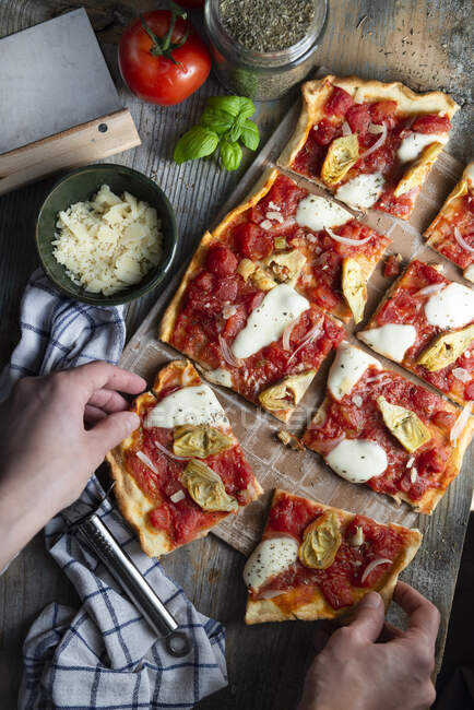 Вегетарианская пицца с артишоками, моцареллой, орегано и луком — стоковое фото