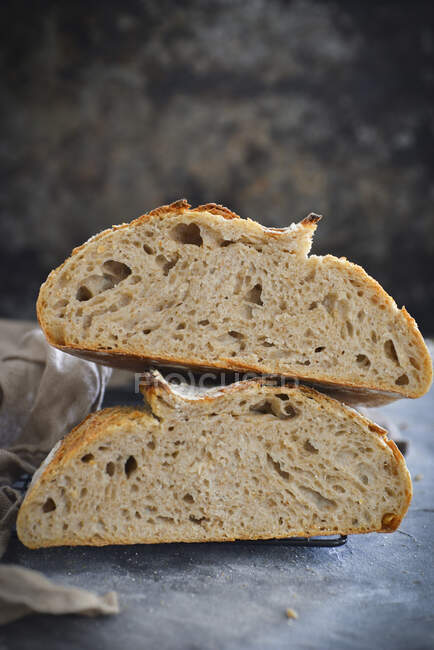 Plan rapproché de délicieux pain au levain coupé en deux — Photo de stock