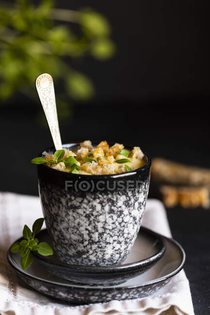 Sopa de apio con cúrcuma y croutons - foto de stock