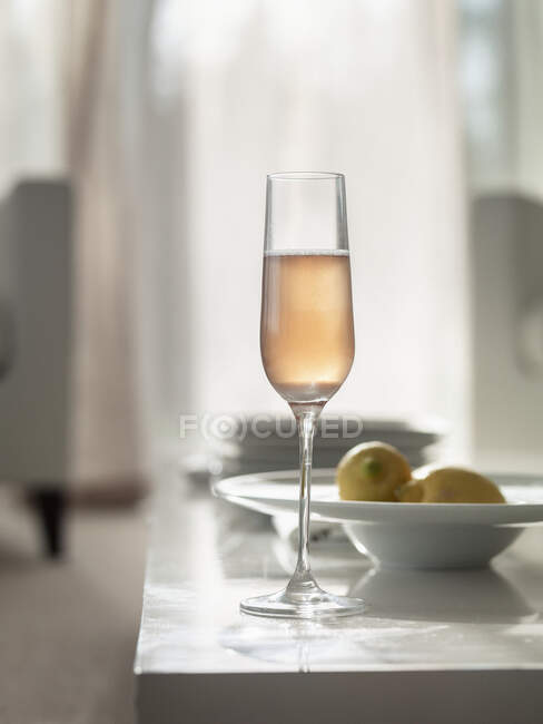 Primer plano de delicioso champán Ros - foto de stock