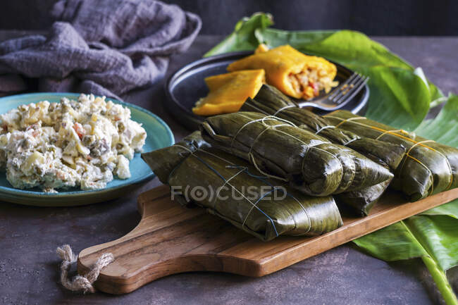Hallaca - Венесуэльское кукурузное тесто, фаршированное тушеной свининой, куриным салатом и куриным салатом, ensalada de gallina — стоковое фото