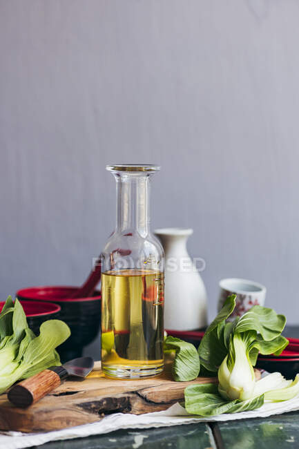 Primer plano de delicioso aceite de sésamo - foto de stock