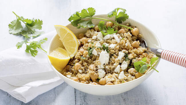 Salade de quinoa aux pois chiches, feta et coriandre — Photo de stock