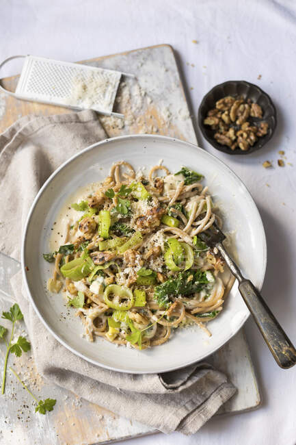Leeks Kale and goats cheese with wholemeal spaghetti — Stock Photo