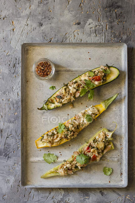 Yellow and green zucchini stuffed with feta, herbs and tomatoes — Stock Photo