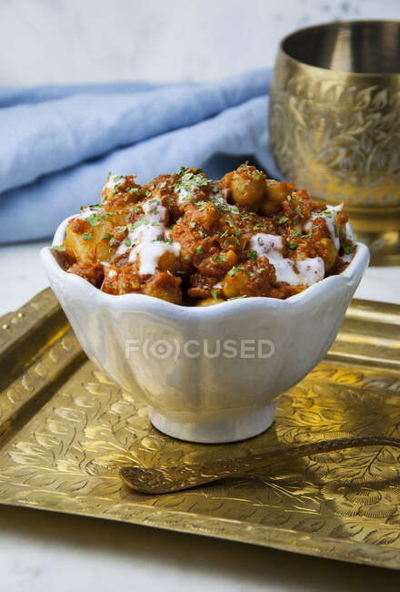 A bowl of cauliflower and chickpea tikka masala (India) — Stock Photo