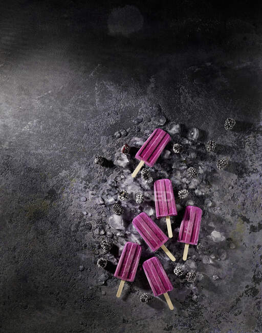 Caseiro blackberry iogurte picolés em um fundo cinza — Fotografia de Stock