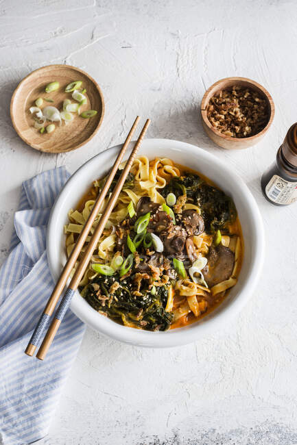 Spicy noodles soup with spinach and mushrooms — Stock Photo