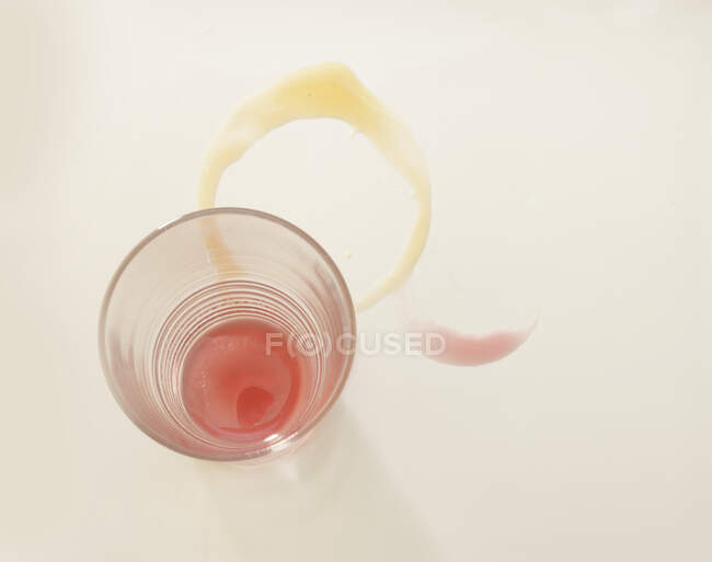 Un vaso de jugo vacío - foto de stock