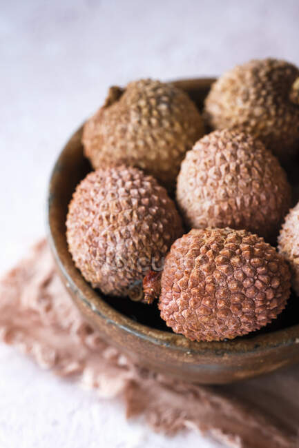 Lychees in wooden bowl, close up shot — Stock Photo